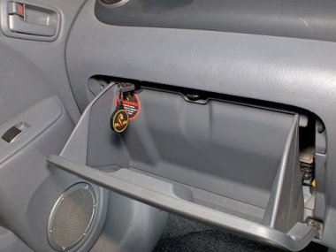 Механическое противоугонное устройство на Капот Toyota RAV-4 (TA-ZCA26) (05.2000-) 1.8 авт. КП (Правый руль)