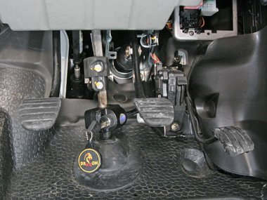 Механическое противоугонное устройство на Рулевой вал  Opel Vivaro (2001-2014) мех. КП ® 