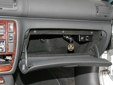 Механическое противоугонное устройство на Капот Volkswagen Passat (2002-2005) мех. 5 ст. КП