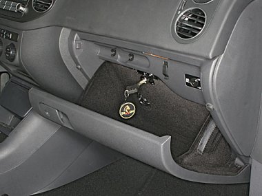 Механическое противоугонное устройство на Капот Volkswagen Golf Plus (2006-2009) мех. КП