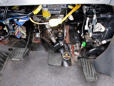 Механическое противоугонное устройство на Рулевой вал  Suzuki Baleno 1.6 4WD мех. КП 