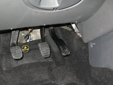Механическое противоугонное устройство на Рулевой вал Renault Sandero (2009-2014) мех. КП