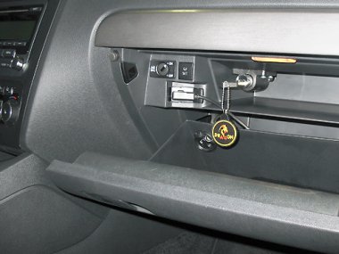 Механическое противоугонное устройство на Капот Volkswagen Jetta (2011-2020) авт. DSG КП