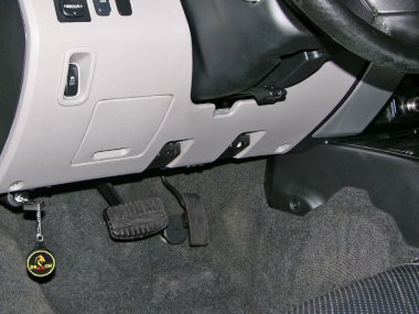 Механическое противоугонное устройство на Капот  Mitsubishi Pajero Sport II (2008-2015) авт. Tiptronic КП (черный селектор) 