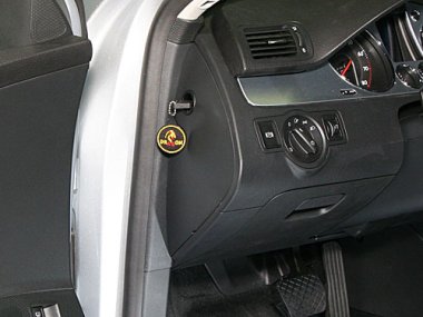 Механическое противоугонное устройство на Капот Volkswagen Passat (2005-2010) авт. DSG КП (с кнопкой)