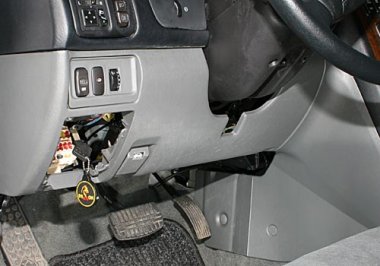 Механическое противоугонное устройство на Капот  Mitsubishi Galant (1998-2006) авт. Тiptronic КП 