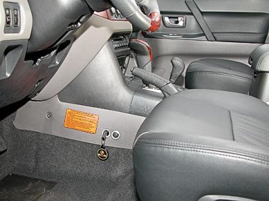 Механическое противоугонное устройство на гл. Коробку передач  Mitsubishi Pajero III (2000-2006) авт. Tiptronic КП 