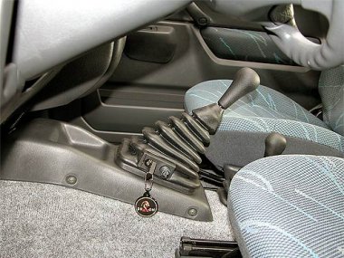 Механическое противоугонное устройство на гл. Коробку передач  Suzuki Jimny ( -2004) мех. КП 
